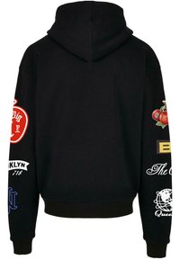 Felpa nera con cappuccio regolabile, polsini a costine e diverse patch grafiche colorate sulla schiena e sulle maniche.
