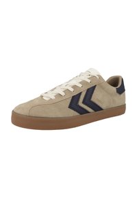 Beige Wildledersneaker mit dunkelblauem Zickzackmuster, weißen Schnürsenkeln und brauner Gummisohle. Texturiertes Obermaterial und gepolsterter Kragen.