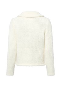 Texturiertes weißes Cardigan mit einem gerippten Strickmuster, ausgestattet mit einem Schalkragen und langen Ärmeln. Kurz geschnitten mit einem geraden Saum.