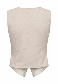 Débardeur beige clair sans manches en tissu doux, avec un col rond et un design à découpe dans le dos avec un ourlet fendu.