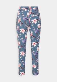 Spodnie w kwiatowy wzór w niebieskim materiale z różowymi i fioletowymi kwiatami. Posiadają elastyczny pas i zwężający się fason.