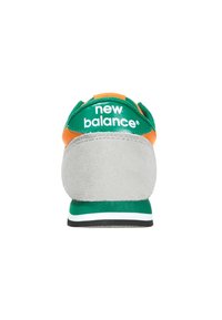 Zielono-pomarańczowe sneakersy New Balance z teksturowanym zamszowym wierzchem, białą podeszwą pośrednią i czarną podeszwą, z logo na pięcie.