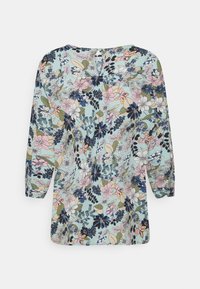 Blommig blus med ljusblå bakgrund som har en mängd rosa, marinblå och gröna blommor. Trekvartsärmar och detalj med nyckelhål i ryggen.