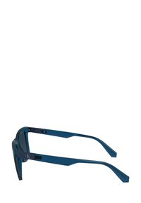 Ochelari de soare din plastic albastru, cu lentile dreptunghiulare și rame elegante, unghiulare. Prezintă detalii cu logo pe brate. Textură netedă.