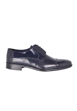 Zapato oxford de hombre en cuero azul oscuro pulido, con cordones, puntera de pala y tacón bajo, vista lateral sobre fondo blanco.