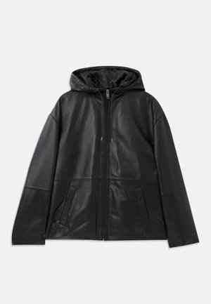 Veste en cuir noir à fermeture éclair avec capuche et deux poches fendues à l'avant, présentée à plat sur un fond blanc.