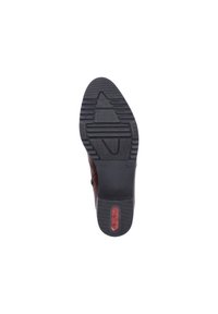 Semelle d'une chaussure marron avec un motif en caoutchouc noir texturé et un logo rouge "rieker" sur le talon, taille 37, vue par en dessous.