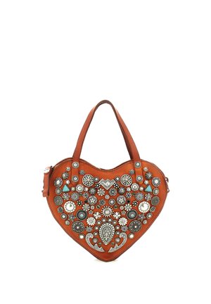 Borsa a tracolla in pelle marrone a forma di cuore con due manici, decorata con vari borchie in metallo argentato a forma di fiori e forme geometriche e accenti turchesi.