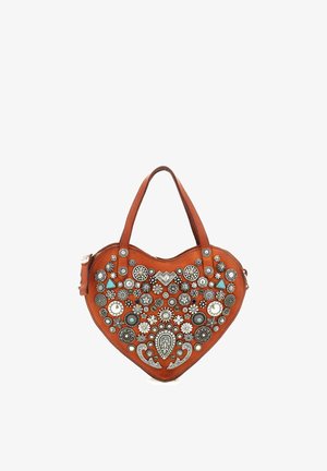 Borsa a tracolla in pelle marrone a forma di cuore con due manici, decorata con vari borchie in metallo argentato a forma di fiori e forme geometriche e accenti turchesi.