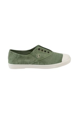 Zapato verde tipo slip-on de lona con puntera y suela de goma blanca, con cuatro ojales y un pequeño logo circular en el lateral.