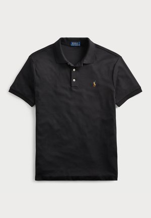 Černé polo tričko vyrobené z měkké bavlněné tkaniny; má klasický límec, zapínání na tři knoflíky a vyšitý logo na levé straně hrudi.