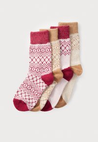 Cuatro pares de calcetines de tobillo con diversos patrones geométricos. Los colores incluyen rojo, beige, crema y rosa con puños acanalados. Textura de tejido suave.
