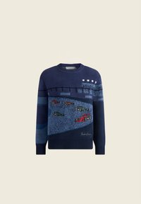 Πλεκτό πουλόβερ σε ναυτικό μπλε με σκηνή αγωνιστικής πίστας που απεικονίζει πέντε πολύχρωμα αυτοκίνητα Φόρμουλα 1 και φόντο με στάδιο.