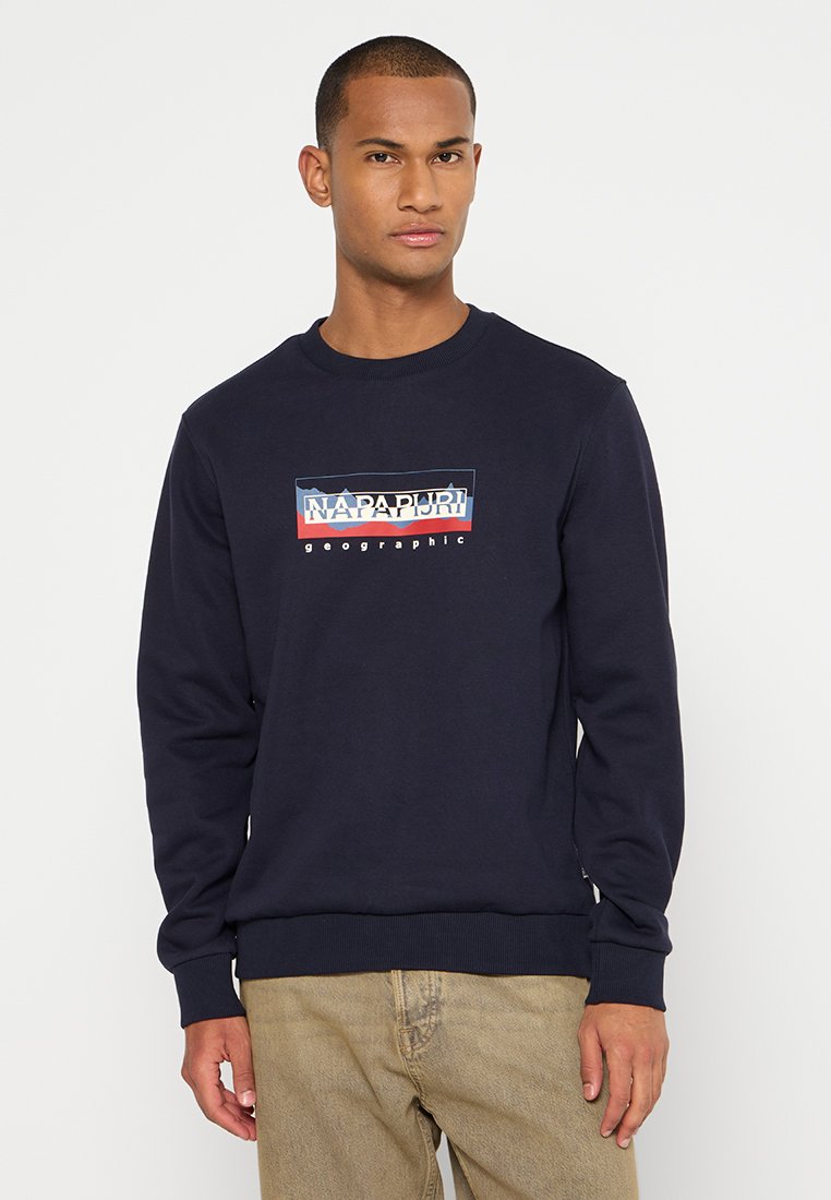 Felpa blu navy con collo tondo, polsini e orlo a costine. Presenta un logo stampato in rosso, bianco e blu sul davanti. Materiale misto cotone.