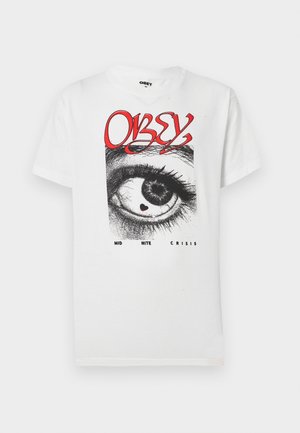 Biały t-shirt z bawełny z czarno-białą grafiką oka, czerwonym napisem "OBEY" oraz napisem "MID NITE CRISIS" wydrukowanym poniżej na czarno. Klasyczny krój.