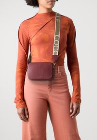 Coccinelle TEBE - Cross body bag - bordeaux