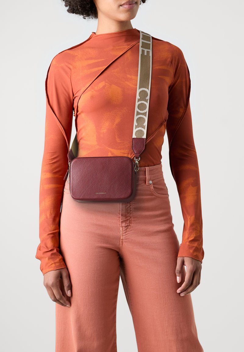 Coccinelle TEBE - Cross body bag - bordeaux