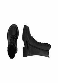 Bottes en cuir noir à lacets avec une fermeture éclair sur le côté, semelle épaisse et détails texturés. Fini lisse avec des accents de couture renforcée.