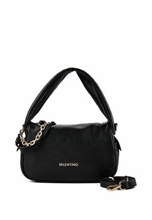 Zwarte Valentino leren handtas met korte handgreep, goudkleurig kettinkje en afneembare schouderband, naast de tas geplaatst op een witte achtergrond.