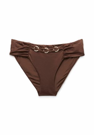 Bruine bikinibroek met geplooide zijkanten en drie kleine zilveren ringen verbonden door dunne bandjes aan de voorzijde van de tailleband in het midden.