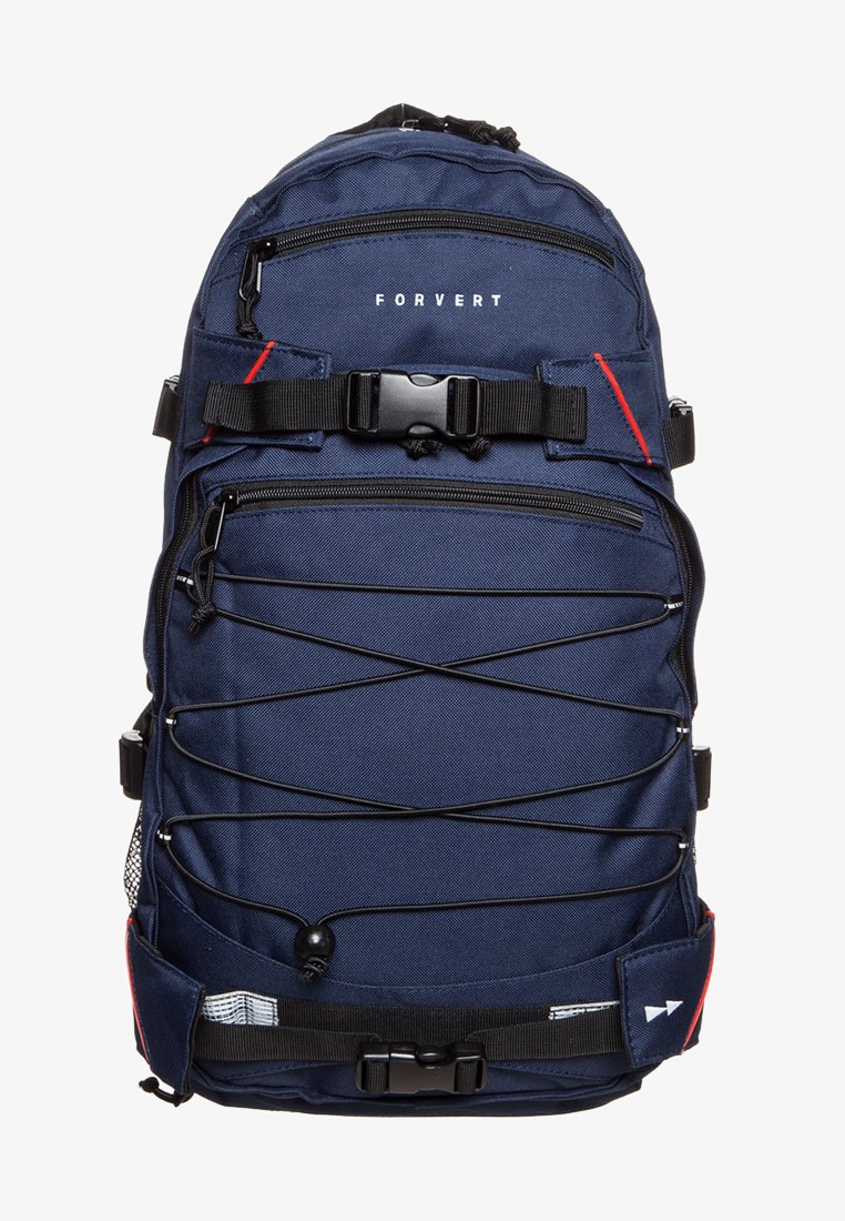 Mochila de color azul marino con múltiples bolsillos con cremallera y un sistema de cordón elástico en la parte frontal. Presenta tirantes negros, acentos rojos y herrajes de plástico.