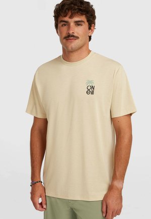 Beige bomuld t-shirt med rund halsudskæring, korte ærmer og et logo med en palme. Stoffet virker blødt med en normal pasform.