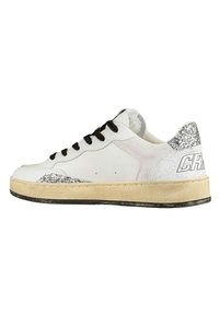 Sneaker bianco in pelle con lacci neri, dettagli in glitter argento sul tallone e sui lati, suola strutturata e mezzasole in gomma color tan.
