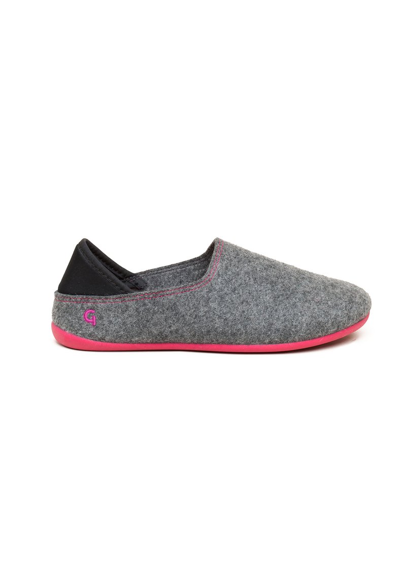 Chaussons gris avec des accents noirs et une semelle en caoutchouc rose. Forme arrondie, design sans lacets, et détail de couture contrastant.