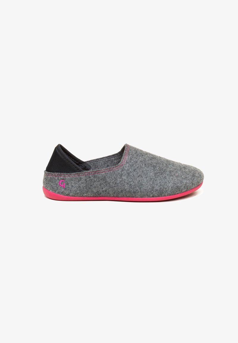 Grå hjemmesko i filt med sorte detaljer og en lyserød gummisål. Rund form, slip-on design og kontrasterende stikninger.