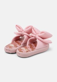 Scarpe slip-on rosa con grandi fiocchi, materiale morbido, soletta imbottita con un design a motivi e suola in gomma resistente.
