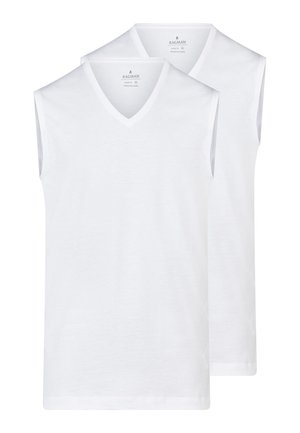 Zwei schlichte weiße ärmellose V-Ausschnitt-Unterhemden übereinandergelegt, Vorderansicht zeigend mit Stoffstruktur und Markenlabel innen am Kragen.