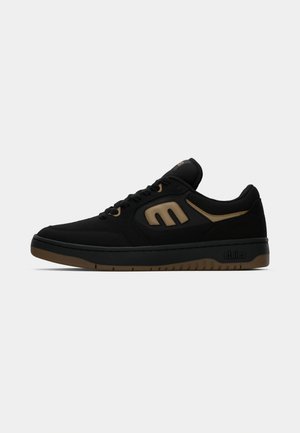 Schwarze und braune Low-Top-Sneaker mit Schnürverschluss, gepolstertem Kragen und markierter Sohle auf weißem Hintergrund.