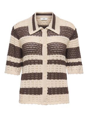 Cardigan en crochet à manches courtes, boutonné, avec des rayures horizontales marron et crème et un col pointu.