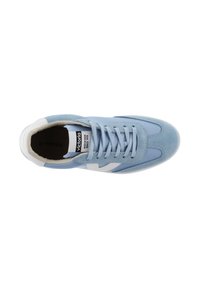 Sneaker azzurro chiaro realizzato in materiale scamosciato e mesh, con accenti bianchi, punta rotonda, sei fori per i lacci e logo sulla linguetta.