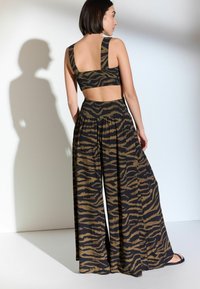 Next Haalari - zebra