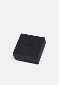 Schwarze rechteckige Geschenkbox mit einer leicht strukturierten Oberfläche. Das Wort "MAPLE" ist in einer schlichten Schriftart auf der Oberseite geprägt.
