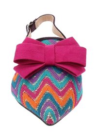 Borsa intrecciata con un motivo a zigzag nei colori blu, viola, arancione e rosa, con un grande fiocco magenta e una tracolla regolabile.