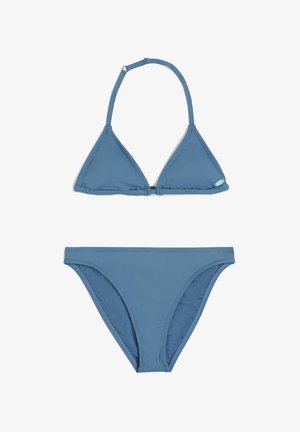 Blauwe bikini-set met een driehoekige bralette met verstelbare bandjes en een sluiting, vergezeld van bijpassende low-rise onderbroekjes.