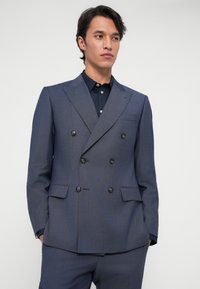 Giacca da abito blu navy doppiopetto realizzata in tessuto testurizzato, con rever a punta, due tasche frontali e bottoni neri.