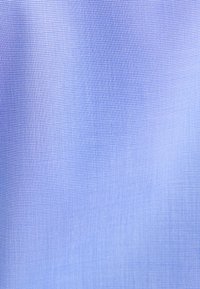 Tessuto azzurro chiaro con trama fine e fitta e sottili pieghe diagonali che creano morbide ombre.