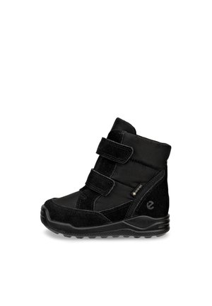 Czarny ocieplany zimowy but z dwoma paskami na rzepy, teksturowaną podeszwą i etykietą Gore-Tex z boku dla ochrony wodoodpornej.