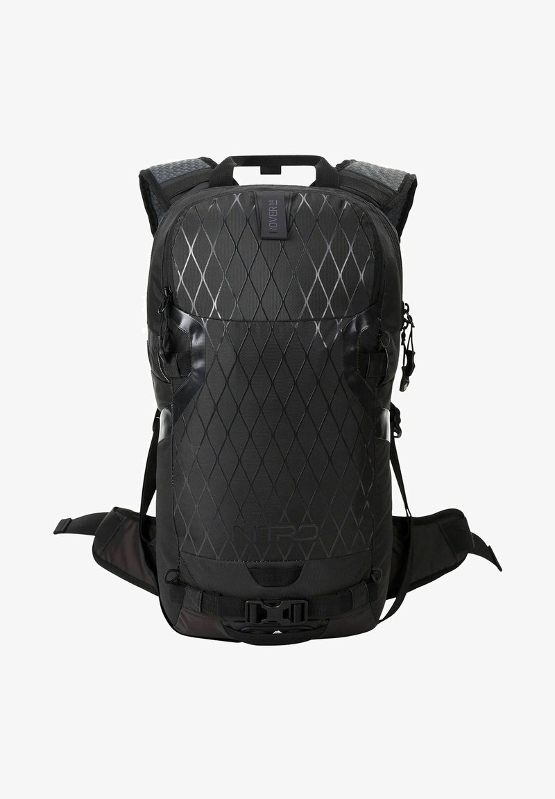 Schwarzer Rucksack mit einem Diamantmuster, aus strapazierfähigem Material, mit verstellbaren Trägern, zwei Seitentaschen und einem vorderen Schnallenverschluss.