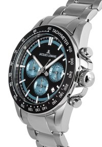 Orologio cronografo in acciaio inossidabile con quadrante nero, accenti blu, tre sottoquadranti, lunetta tachimetrica e bracciale lucido.