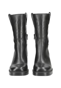 Botas de tobillo de cuero negro con textura lisa, puntera redondeada y cremallera lateral. Tienen un tacón corto y ancho, así como una lengüeta para facilitar su uso.