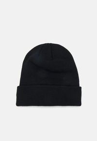Beanie tricotat negru cu o textură moale, având un manșon pliat la baza și o formă rotundă în partea de sus. Culoare simplă, uniformă, fără modele.