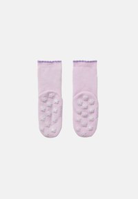 Fioletowe skarpetki kostkowe z falbaniastym fioletowym wykończeniem, z białymi chwytami w kształcie gwiazdek na podeszwach, które zapobiegają poślizgom. Wykonane z miękkiego materiału bawełnianego.