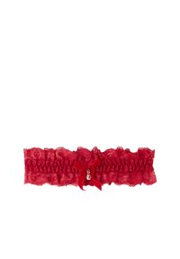 Liga de encaje rojo con bordes rizados, banda elástica y un lazo central con un pequeño charm. Delicado patrón floral en todo.