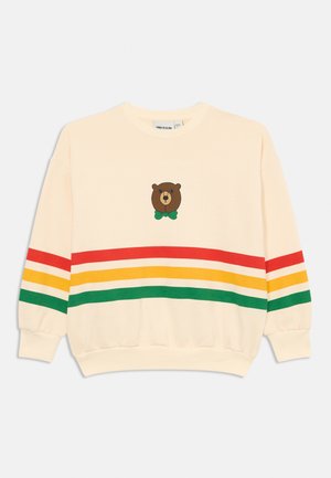 Cremefarbener Pullover mit regenbogenfarbenen Streifen in Rot, Gelb, Grün und Dunkelgrün. Mit einer Bären-Grafik und einer grünen Fliege in der Mitte.