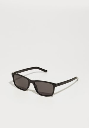 Ochelari de soare din plastic negru cu ramă rectangulară și lentile de un gri închis. Rama are un finisaj mate și un branding subtil pe lateral.