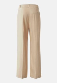 Beżowe spodnie o szerokich nogawkach z gładką fakturą, wyposażone w dopasowany pasek oraz pojedynczą tylną kieszeń jako dodatkowy detal.